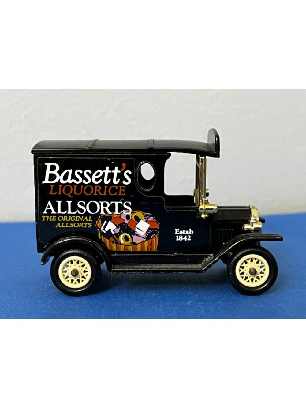 Lledo Days Gone 1920 Model T Ford Bassett's Liquorice All-sorts Blk Delivery